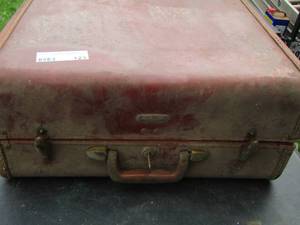 lot 123 image: Red Samsonite luggage with key