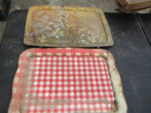 lot 139 image: metal trays  qty 2