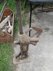 lot 10 image: Antique Simplex 310 15 ton railroad ratchet jack