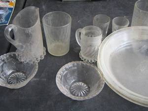 lot 191 image: Pyrex pie plates, mini cups, 2 small bowls