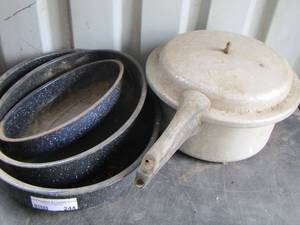 lot 244 image: speckled roasting pans- pressure cooker