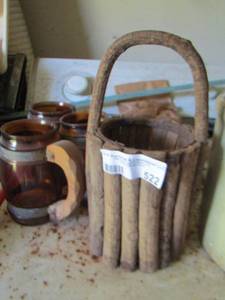 lot 522 image: 3 brown glass handled mugs & tree handled basket