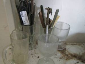 lot 538 image: kitchen utensils and drinking glasses