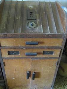 lot 331 image: Antique hair dresser vanity  36x20x16