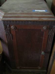 lot 332 image: Antique 3 drawer chest 31x18x18