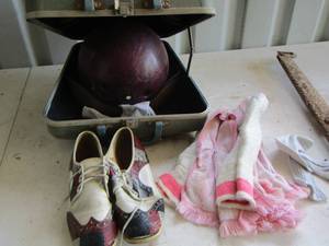 lot 299 image: green bowling case with cloth towels , socks and shoes unknown size