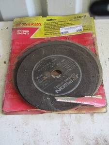 lot 306 image: sanding disc and Makita saw blades