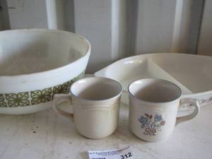 lot 312 image: Pyrex salad bowl, Pyrex divided tray and 2 coffee cups