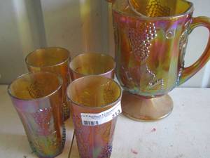 lot 313 image: 4 Carnival glasses and 1 Carnival glass pitcher