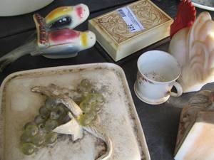 lot 321 image: hamo dcor lot, hanging birds, Avon rooster , covered square canister