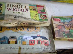 lot 324 image: uncle wiggly game - finance game - wicket the ewok