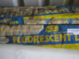 lot 325 image: fluorescent lights