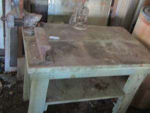 lot 328 image: work shop table with vice and clamp- 30x37x23