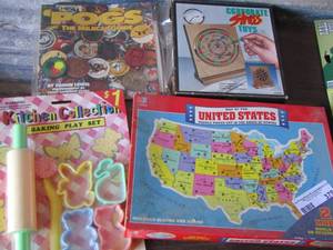 lot 379 image: United States puzzle - kitchen baking play set - pogs the milkcap guide - corporate stress toys