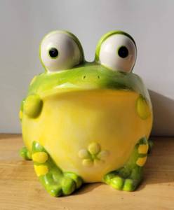 lot 17 image: CERAMIC FROG PLANTER