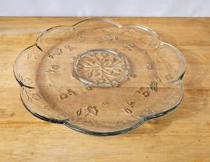 lot 12 image: FLORAL PATTERN GLASS PLATTER