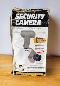 lot 19 image: REALISTIC LOOKING SECURITY CAMERA (NOT A REAL CAMERA)