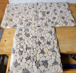 lot 24 image: 3 - FLAT STONE PEBBLE MOSIAC BACKSPLASH TILE (X - MONEY)