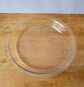 lot 44 image: 9 ROUND GLASS PYREX PIE DISH&nbsp