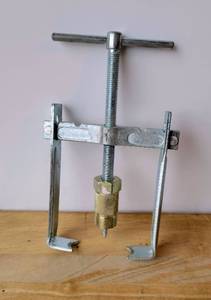 lot 82 image: HUSKY BRAND HANDLE PULLER