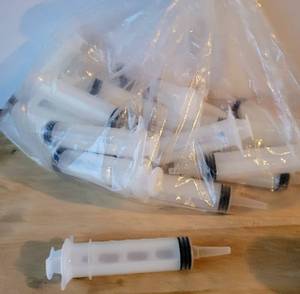 lot 70 image: BAG OF PLASTIC DISPOSABLE SYRINGES