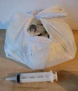 lot 97 image: BAG OF PLASTIC DISPOSABLE SYRINGES