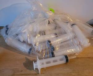 lot 69 image: BAG OF PLASTIC DISPOSABLE SYRINGES