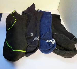 lot 140 image: LOT OF 4 VARIOUS AVIA ANKLE SOCKS