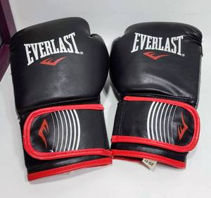 lot 129 image: PAIR OF EVERLAST BOXING GLOVES