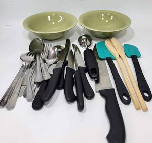 lot 199 image: MISC LOT OF KITCHEN ITEMS