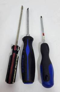 lot 201 image: LOT OF 3 SCREWDRIVERS