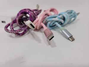 lot 210 image: 3 USB C CHARGING CORDS AND 1 CHARGING BLOCK