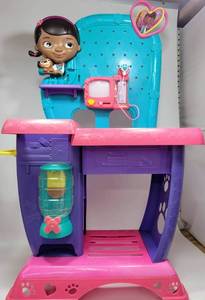 lot 3 image: DOC MCSTUFFINS PET VET CHECKUP CENTER LARGE ITEM