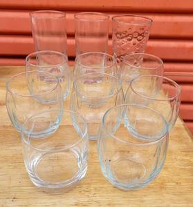 lot 271 image: 11 CLEAR GLASSES IN VARIOUS SHAPES AND SIZES