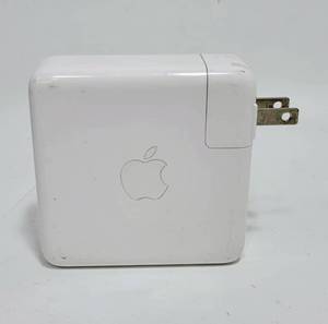 lot 281 image: APPLE 96W USB C POWER ADAPTER FOR MACBOOK
