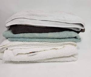 lot 283 image: LOT OF TOWELS SUITABLE FOR CLEANING RAGS OR SHOP RAGS