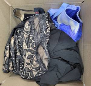lot 290 image: CLOTHING - MOSTLY WOMENS