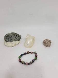 lot 306 image: COLLECTION OF STONES AND A SHELL INCLUDES BRACELET WITH VARIOUS STONE BEADS