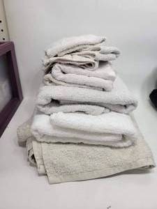 lot 310 image: LOT OF VARIOUS SIZE WHITE TOWELS