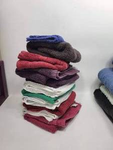lot 311 image: GENEROUS LOT OF VARIOUS HAND TOWELS - PERFECT TO CLEAN WITH