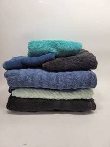 lot 312 image: LOT OF VARIOUS SIZE AND COLOR TOWELS