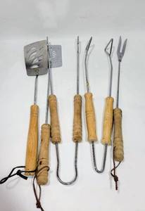 lot 342 image: LOT OF 5 GRILLING UTENSILS