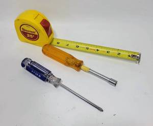 lot 334 image: SMALL LOT OF VARIOUS TOOLS