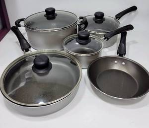 lot 330 image: SET OF POTS AND PANS WITH LIDS