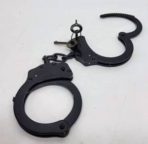 lot 402 image: BLACK METAL HANDCUFFS WITH KEY