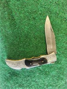 lot 10 image: Custom made Damascus knife in leather sheath