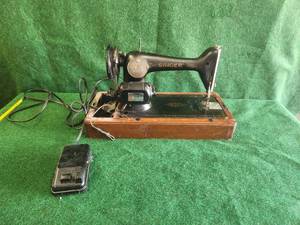 lot 27 image: Vintage Singer Sewing Machine - 1941