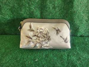 lot 37 image: Ladies clutch-purse