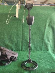 lot 51 image: Metal detector works but is missing battery cover