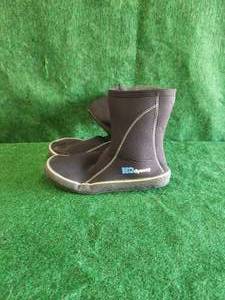 lot 62 image: Pair of H2O dyssey water shoes - 9